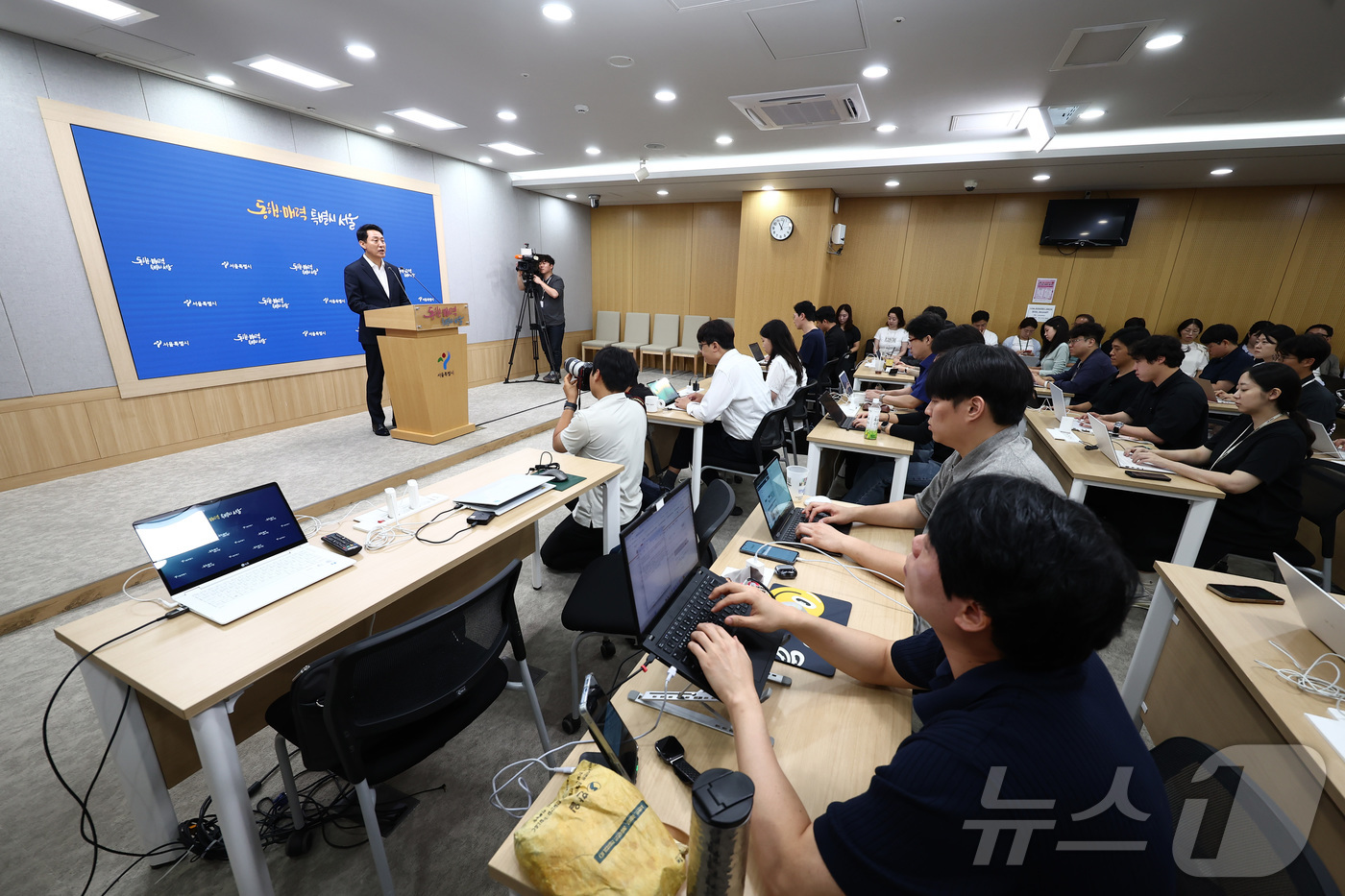 (서울=뉴스1) 김민지 기자 = 오세훈 서울시장이 26일 오전 서울 중구 서울시청에서 김윤덕 국토교통부 장관과의 주택 공급 방안 면담 결과를 브리핑하고 있다. 2026.8.26/뉴 …
