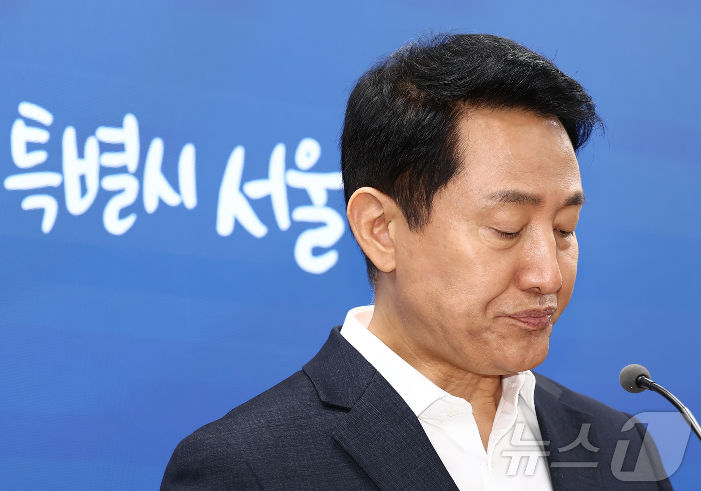 (서울=뉴스1) 김민지 기자 = 오세훈 서울시장이 26일 오전 서울 중구 서울시청에서 김윤덕 국토교통부 장관과의 주택 공급 방안 면담 결과 브리핑 도중 생각에 잠겨 있다. 2026 …