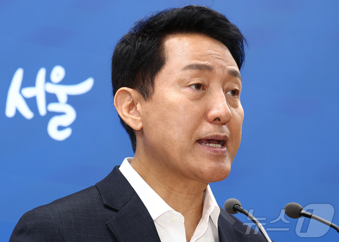 (서울=뉴스1) 김민지 기자 = 오세훈 서울시장이 26일 오전 서울 중구 서울시청에서 김윤덕 국토교통부 장관과의 주택 공급 방안 면담 결과 브리핑 도중 생각에 잠겨 있다. 2026 …