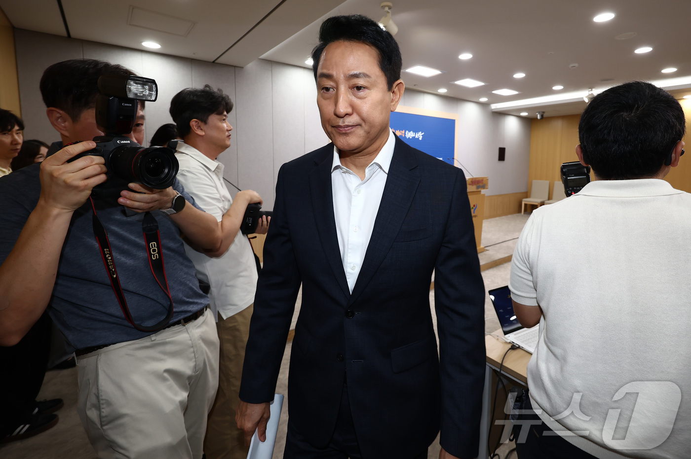 (서울=뉴스1) 김민지 기자 = 오세훈 서울시장이 26일 오전 서울 중구 서울시청에서 김윤덕 국토교통부 장관과의 주택 공급 방안 면담 결과 브리핑을 마치고 나서고 있다. 2026. …