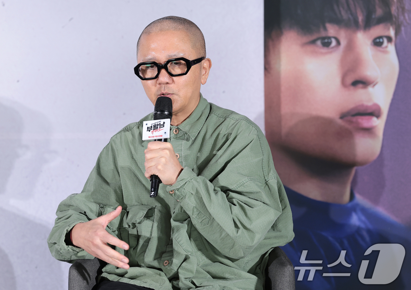 (서울=뉴스1) 권현진 기자 = 백 감독이 26일 서울 광진구 롯데시네마 건대입구에서 열린 영화 '부활남: 더 레드'(감독 백) 제작보고회에 참석해 취재진 질문에 답하고 있다.'부 …