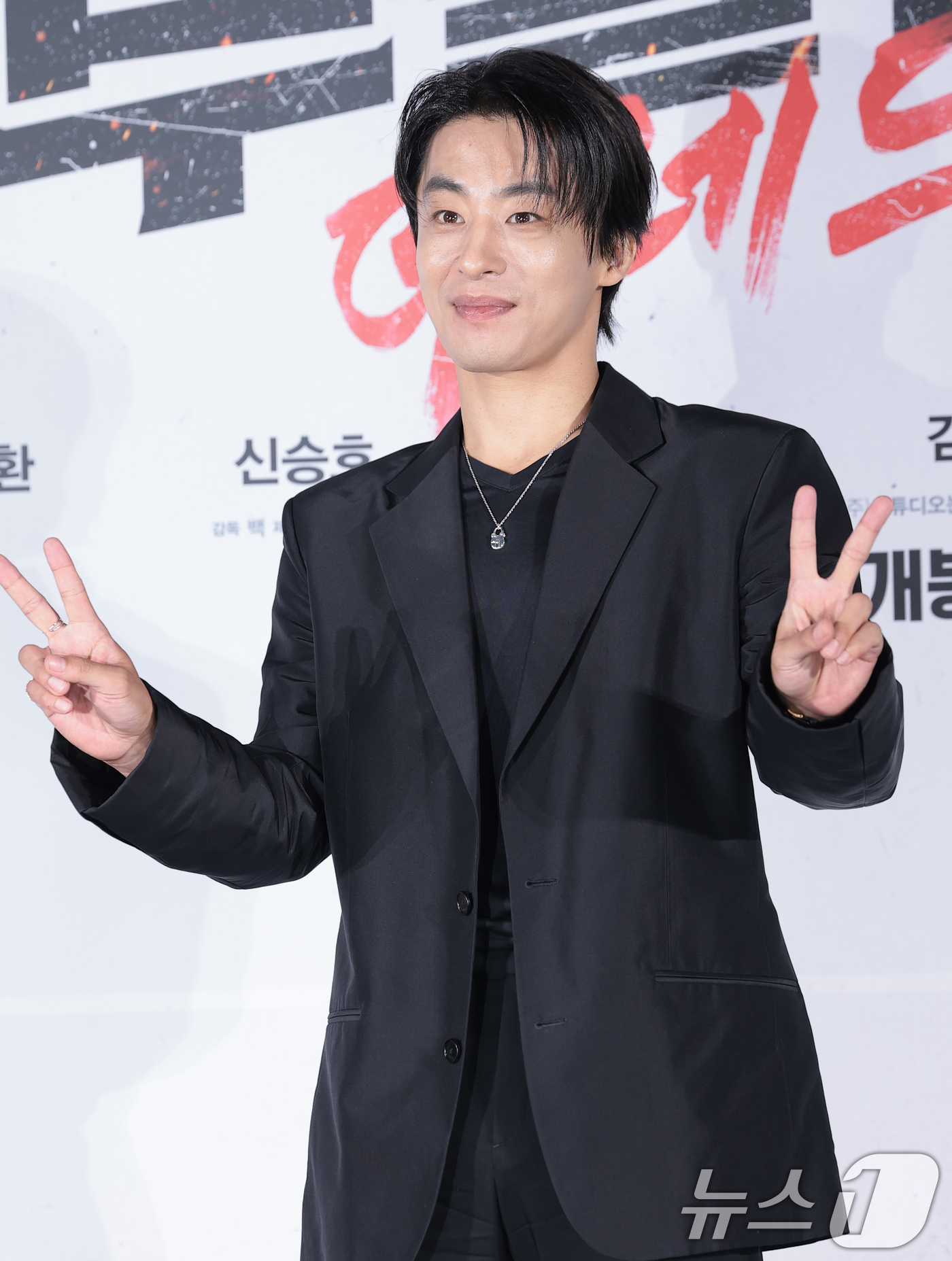(서울=뉴스1) 권현진 기자 = 배우 구교환이 26일 서울 광진구 롯데시네마 건대입구에서 열린 영화 '부활남: 더 레드'(감독 백) 제작보고회에 참석해 포즈를 취하고 있다.'부활남 …