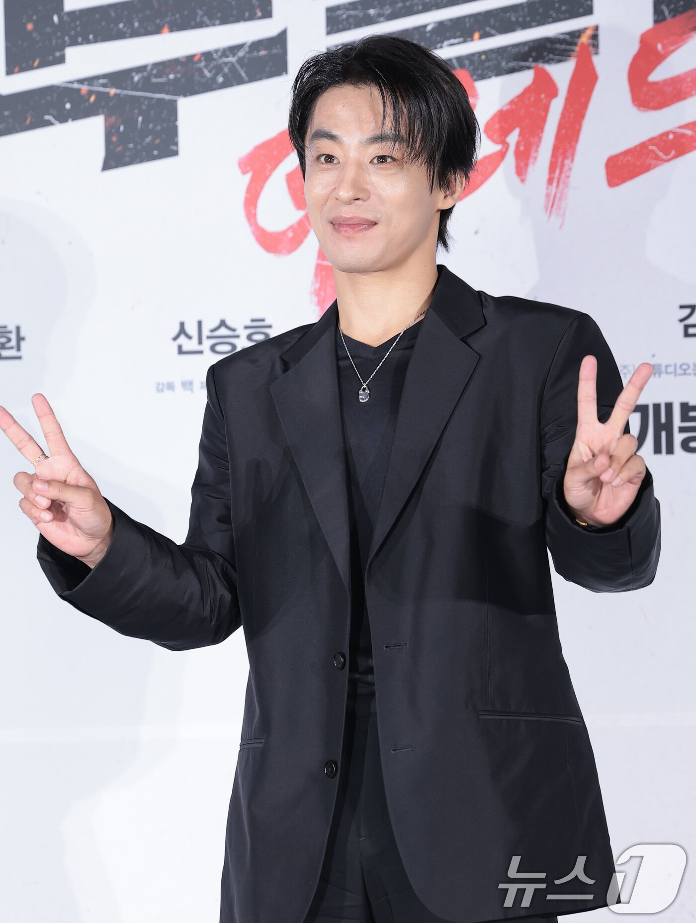 본문 이미지 - 배우 구교환이 26일 서울 광진구 롯데시네마 건대입구에서 열린 영화 '부활남: 더 레드'(감독 백) 제작보고회에 참석해 포즈를 취하고 있다. '부활남:더 레드'는 근거 없는 자신감이 유일한 스펙인 취준생 ‘석환’(구교환 분)이 죽은 뒤 72시간이면 부활하는 능력을 갖고 있다는 걸 알게 된 후 의문의 추격을 당하며 펼쳐지는 이야기를 그린 작품이다. 2026.8.26 ⓒ 뉴스1 권현진 기자