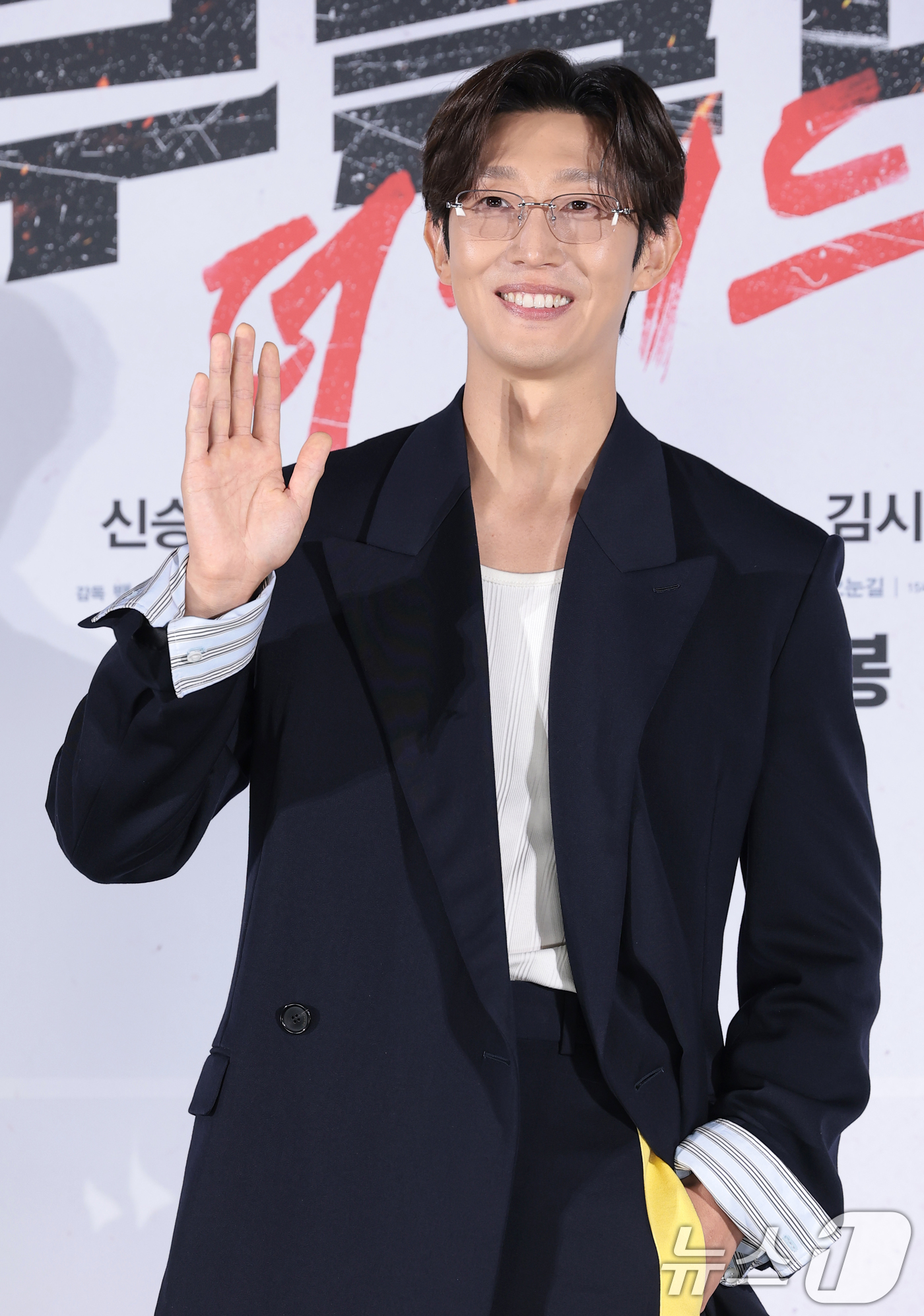 (서울=뉴스1) 권현진 기자 = 배우 강기영이 26일 서울 광진구 롯데시네마 건대입구에서 열린 영화 '부활남: 더 레드'(감독 백) 제작보고회에 참석해 포즈를 취하고 있다.'부활남 …