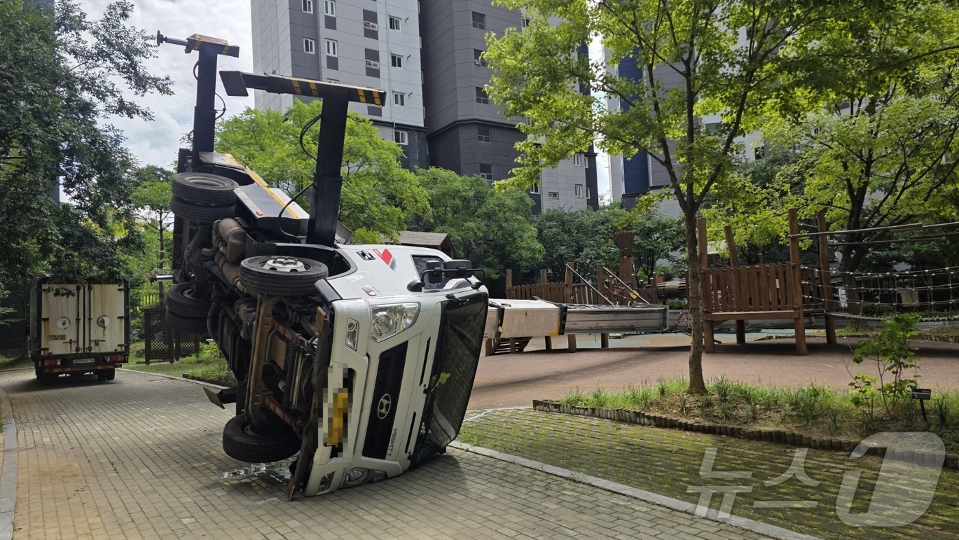 (천안=뉴스1) 이시우 기자 = 26일 천안시 동남구 신부동의 한 아파트에서 이삿짐을 나르기 위해 설치 중이던 사다리차가 쓰러졌다. 이 사고로 등교 중이던 초등학생 1명이 부상을 …