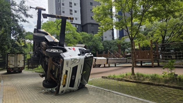 '사다리차 부실 설치' 초등생 치어 숨지게 한 이사업체 근로자 2명 구속