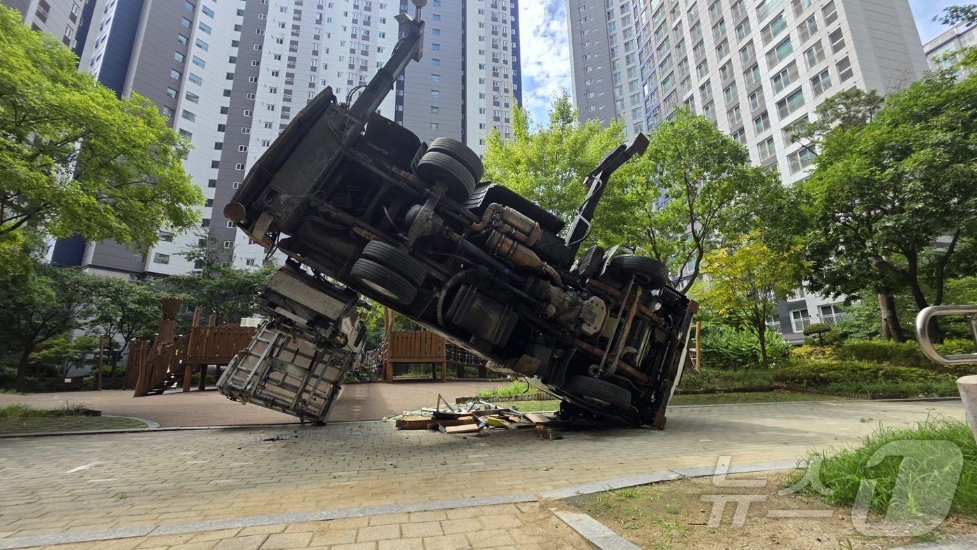 (천안=뉴스1) 이시우 기자 = 26일 천안시 동남구 신부동의 한 아파트에서 전도된 이사 사다리차 바닥이 그대로 드러나 있다. 이날 사고로 등교 중이던 초등학생 1명이 부상을 입었 …