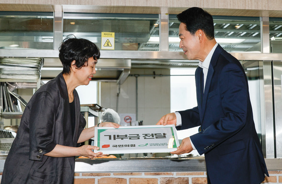 기부금 전달하는 장동혁 대표