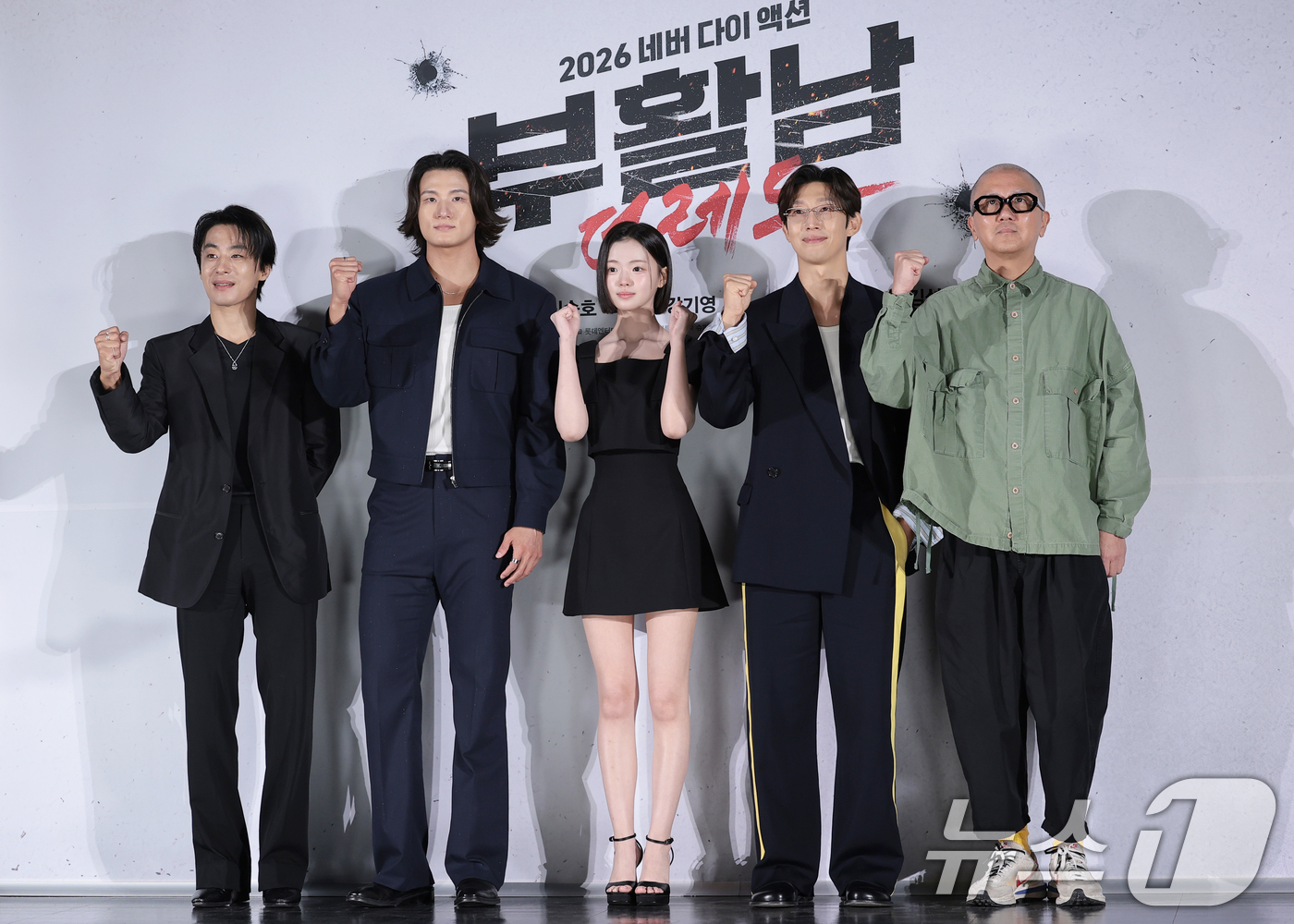 (서울=뉴스1) 권현진 기자 = 배우 구교환(왼쪽부터)과 신승호, 김시아, 강기영, 백 감독이 26일 서울 광진구 롯데시네마 건대입구에서 열린 영화 '부활남: 더 레드' 제작보고회 …