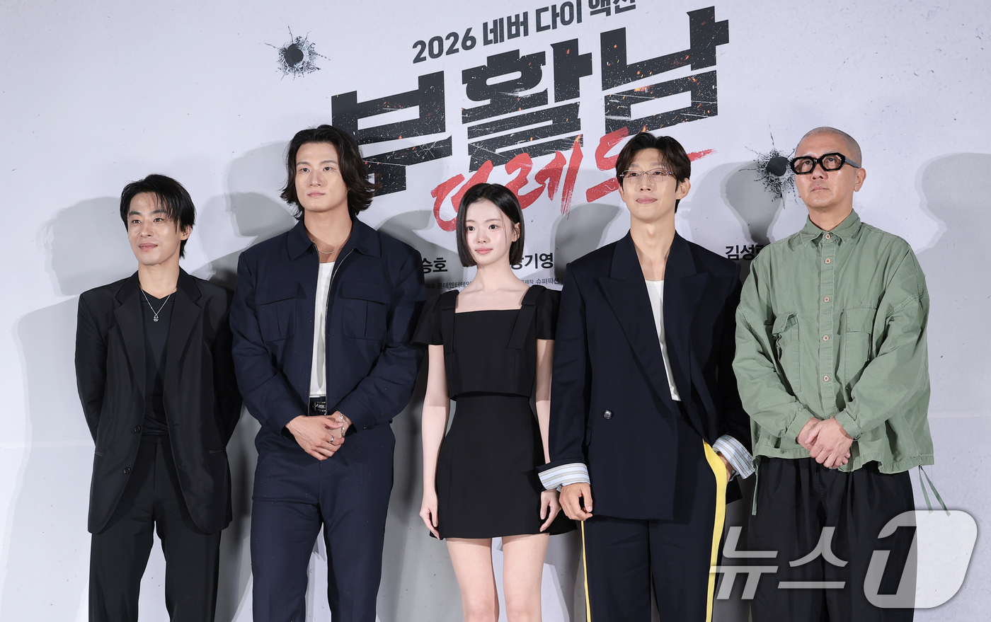 (서울=뉴스1) 권현진 기자 = 배우 구교환(왼쪽부터)과 신승호, 김시아, 강기영, 백 감독이 26일 서울 광진구 롯데시네마 건대입구에서 열린 영화 '부활남: 더 레드' 제작보고회 …