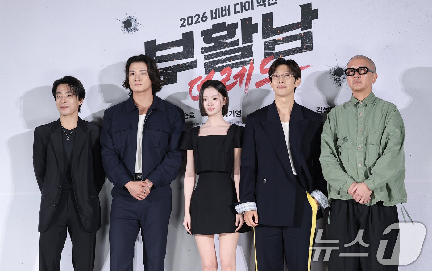 본문 이미지 - 배우 구교환(왼쪽부터)과 신승호, 김시아, 강기영, 백 감독이 26일 서울 광진구 롯데시네마 건대입구에서 열린 영화 '부활남: 더 레드' 제작보고회에 참석해 포즈를 취하고 있다. '부활남:더 레드'는 근거 없는 자신감이 유일한 스펙인 취준생 ‘석환’(구교환 분)이 죽은 뒤 72시간이면 부활하는 능력을 갖고 있다는 걸 알게 된 후 의문의 추격을 당하며 펼쳐지는 이야기를 그린 작품이다. 2026.8.26 ⓒ 뉴스1 권현진 기자
