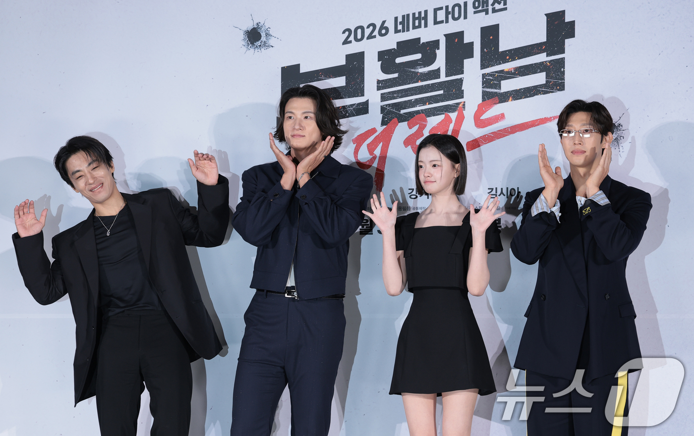 (서울=뉴스1) 권현진 기자 = 배우 구교환(왼쪽부터)과 신승호, 김시아, 강기영이 26일 서울 광진구 롯데시네마 건대입구에서 열린 영화 '부활남: 더 레드'(감독 백) 제작보고회 …
