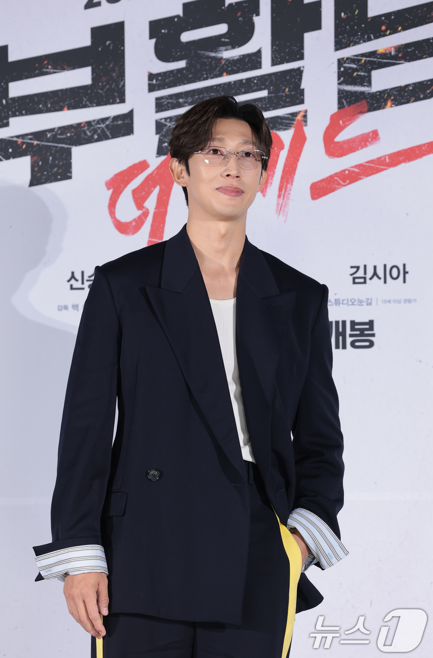(서울=뉴스1) 권현진 기자 = 배우 강기영이 26일 서울 광진구 롯데시네마 건대입구에서 열린 영화 '부활남: 더 레드'(감독 백) 제작보고회에 참석해 포즈를 취하고 있다.'부활남 …