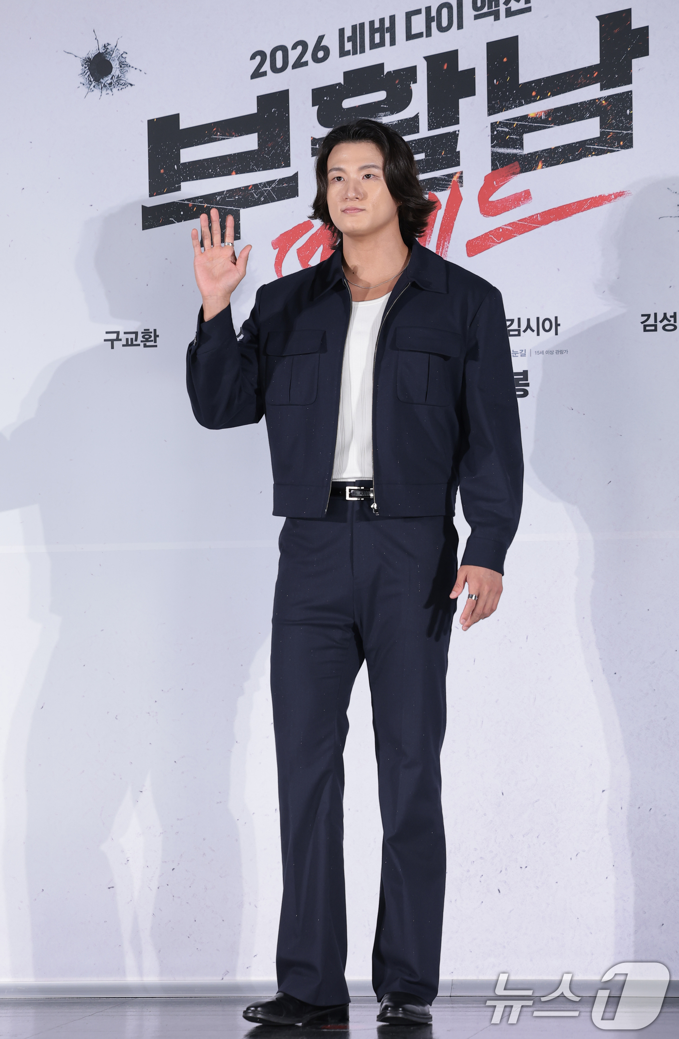 (서울=뉴스1) 권현진 기자 = 배우 신승호가 26일 서울 광진구 롯데시네마 건대입구에서 열린 영화 '부활남: 더 레드'(감독 백) 제작보고회에 참석해 포즈를 취하고 있다.'부활남 …