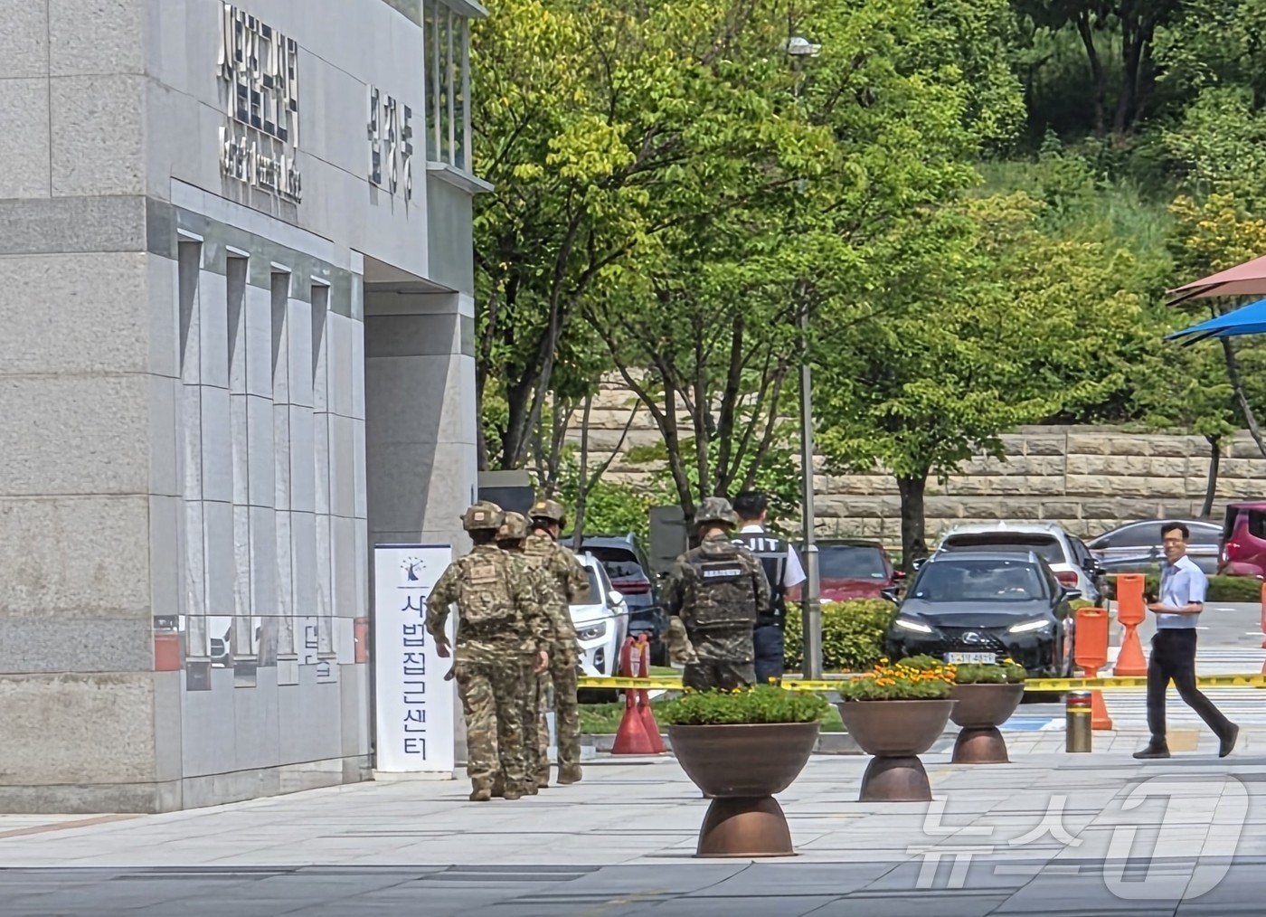 (청주=뉴스1) 임양규 기자 = 군 관계자들이 26일 청주지법 관계자의 안내를 받아 폭발물 설치 신고가 접수된 청주지법 법정동 수색에 나서고 있다. 2026.8.26/뉴스1