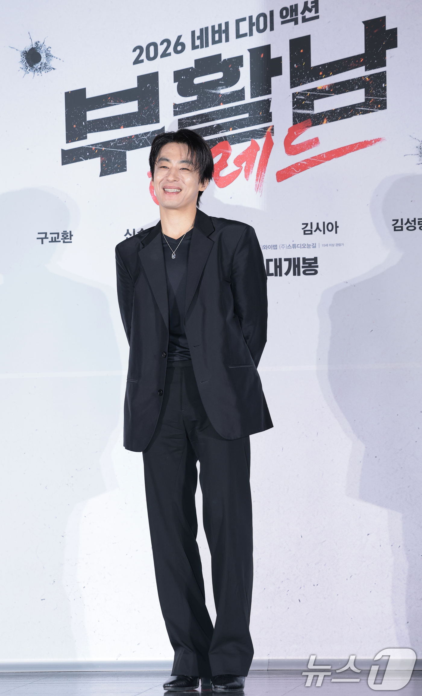 (서울=뉴스1) 권현진 기자 = 배우 구교환이 26일 서울 광진구 롯데시네마 건대입구에서 열린 영화 '부활남: 더 레드'(감독 백) 제작보고회에 참석해 포즈를 취하고 있다.'부활남 …