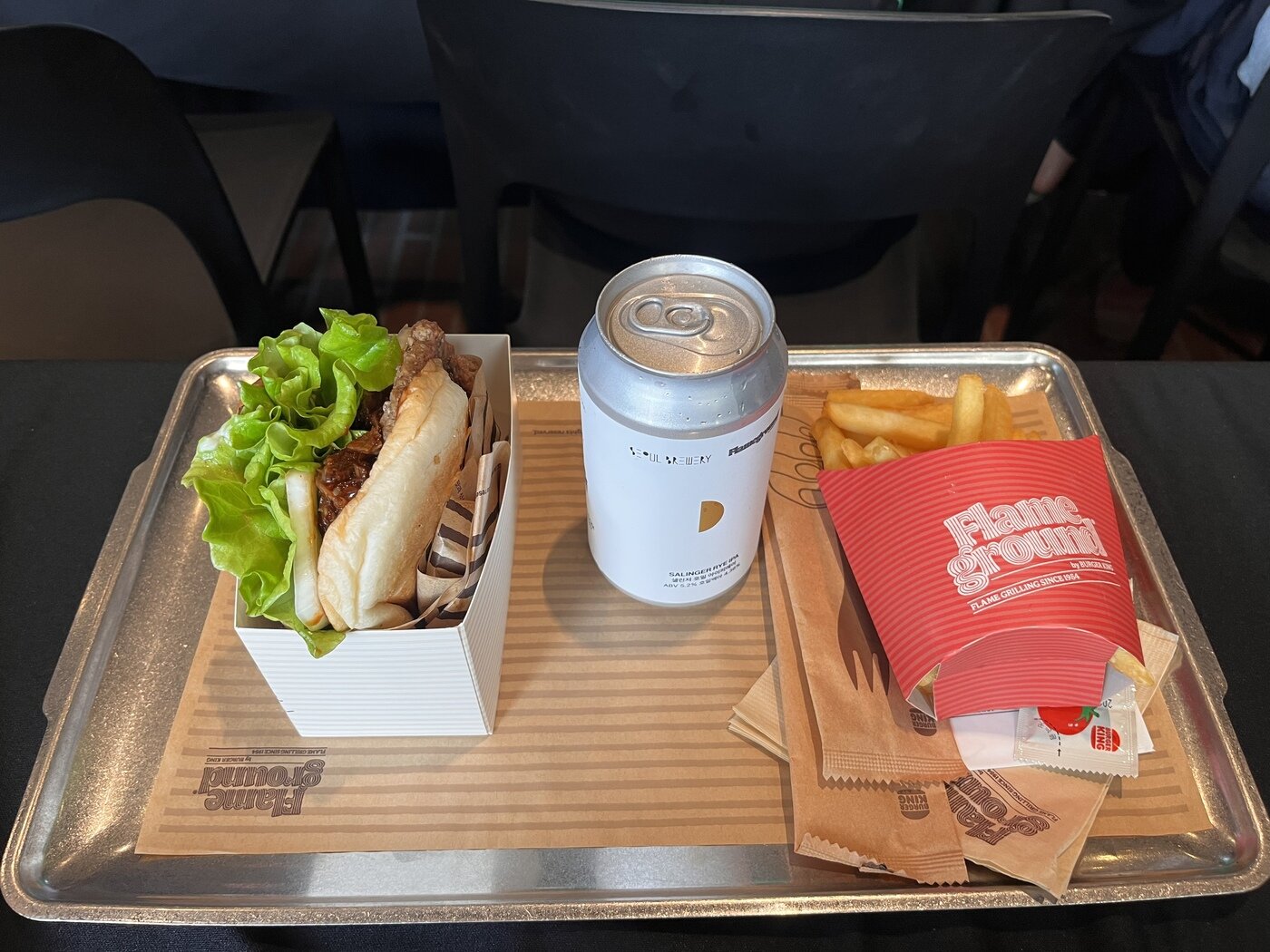 본문 이미지 -  서울 성수동 플레임그라운드에서 선보이는 K-큐브 갈비 버거.