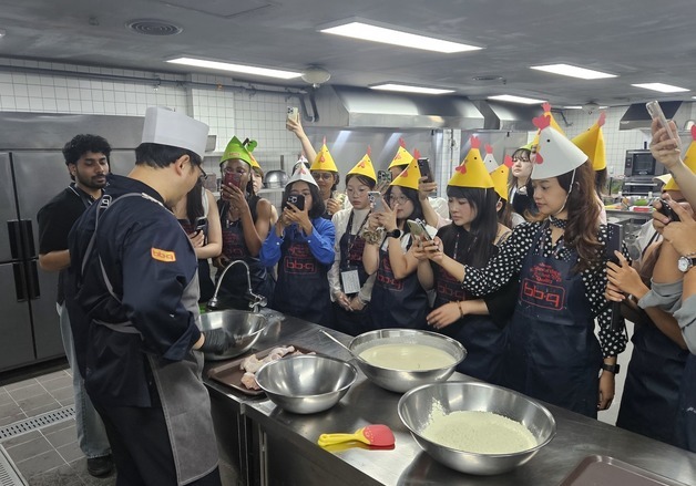 고국서 즐기던 '황올' 내 손으로…외국 학생들, BBQ 외치며 치킨 '풍덩'