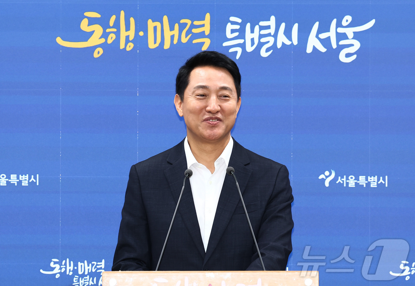 (서울=뉴스1) 김민지 기자 = 오세훈 서울시장이 26일 오전 서울 중구 서울시청에서 김윤덕 국토교통부 장관과의 주택 공급 방안 면담 결과에 대한 브리핑을 마치고 취재진 질의에 답 …