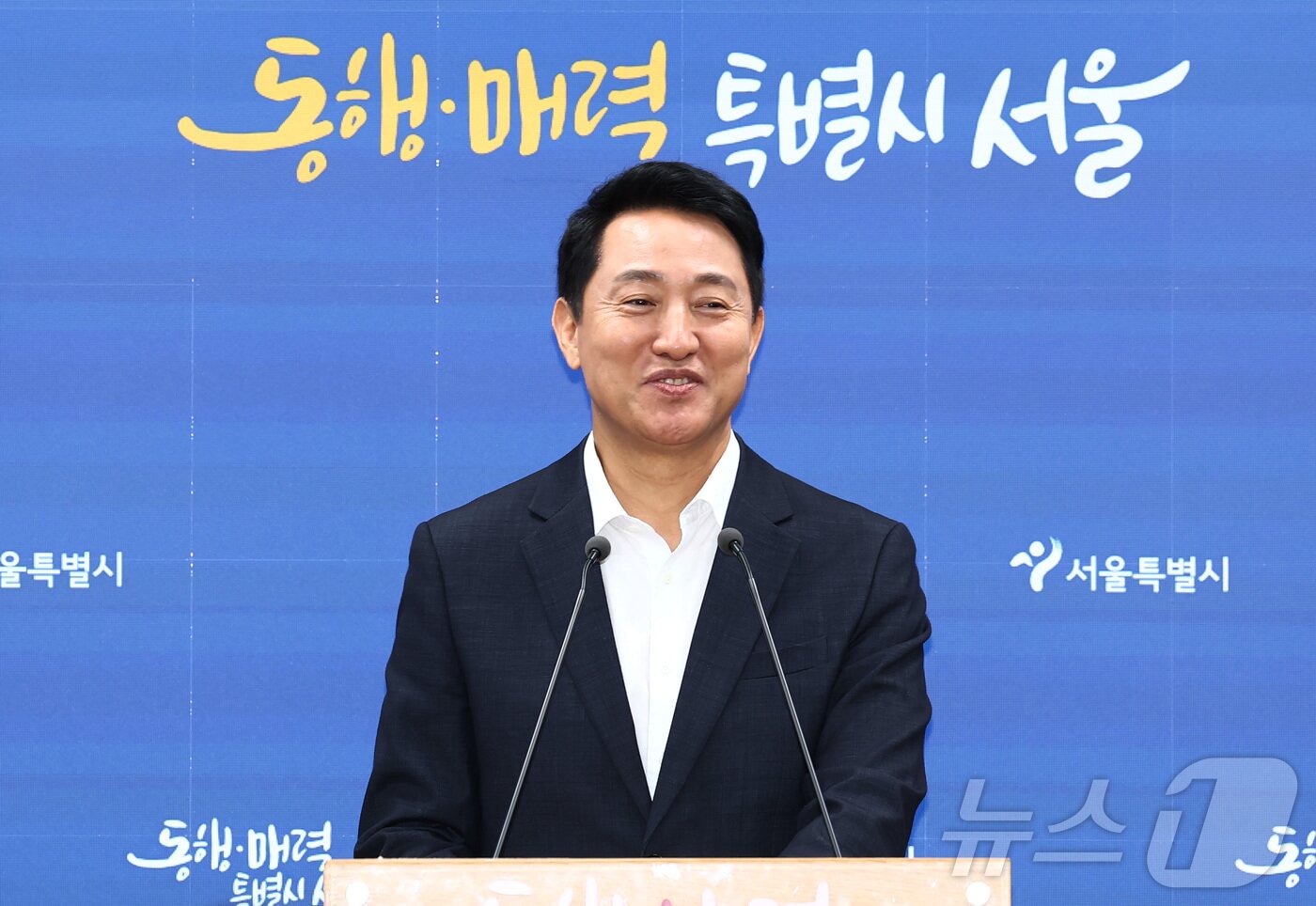 본문 이미지 - 오세훈 서울시장이 26일 오전 서울 중구 서울시청에서 취재진 질의에 답변하고 있다. 2026.8.26 ⓒ 뉴스1 김민지 기자