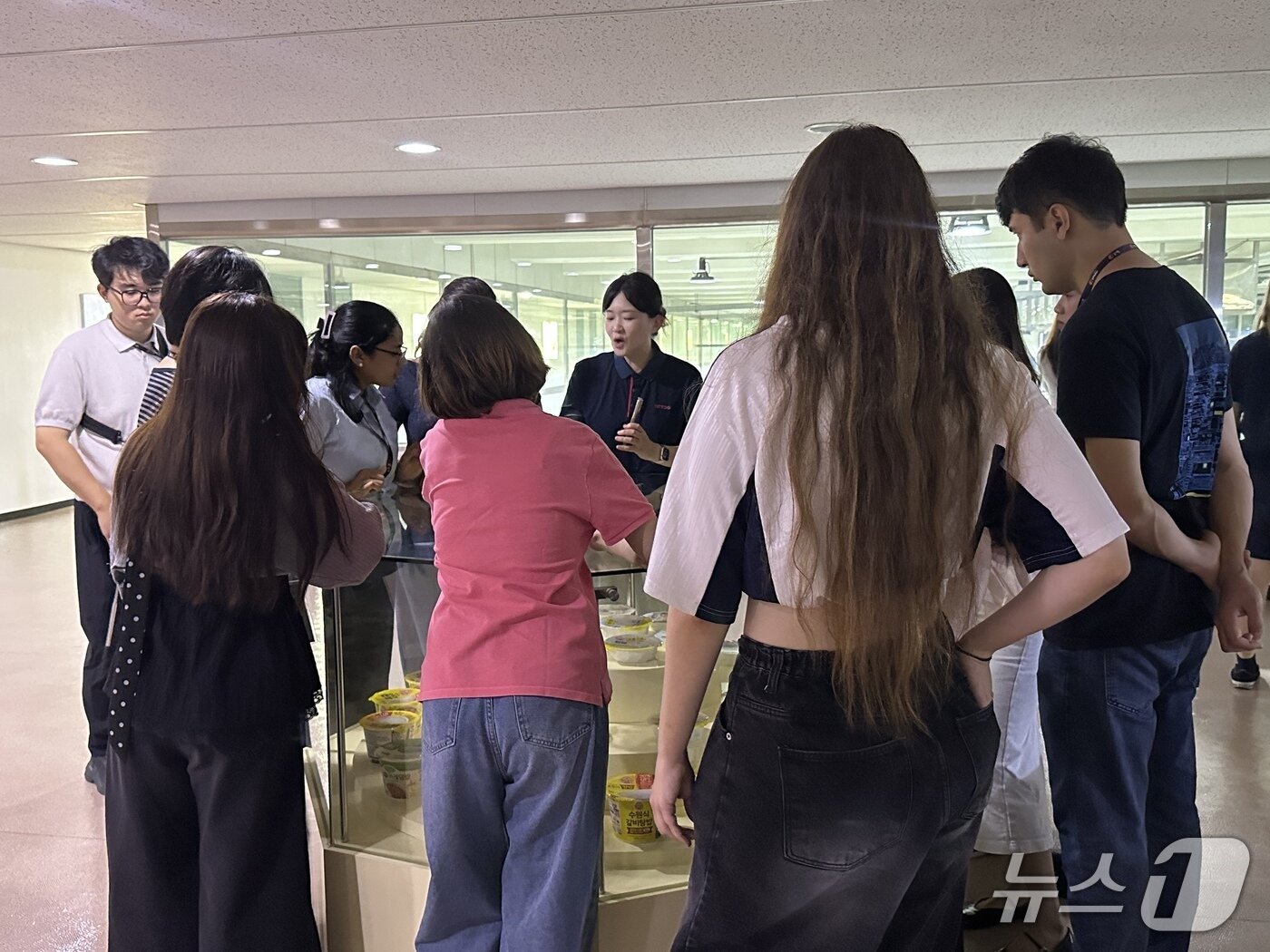 본문 이미지 - 오뚜기 대풍공장 견학 중인 글로벌 캠프 참가자들 ⓒ 뉴스1 박혜연 기자