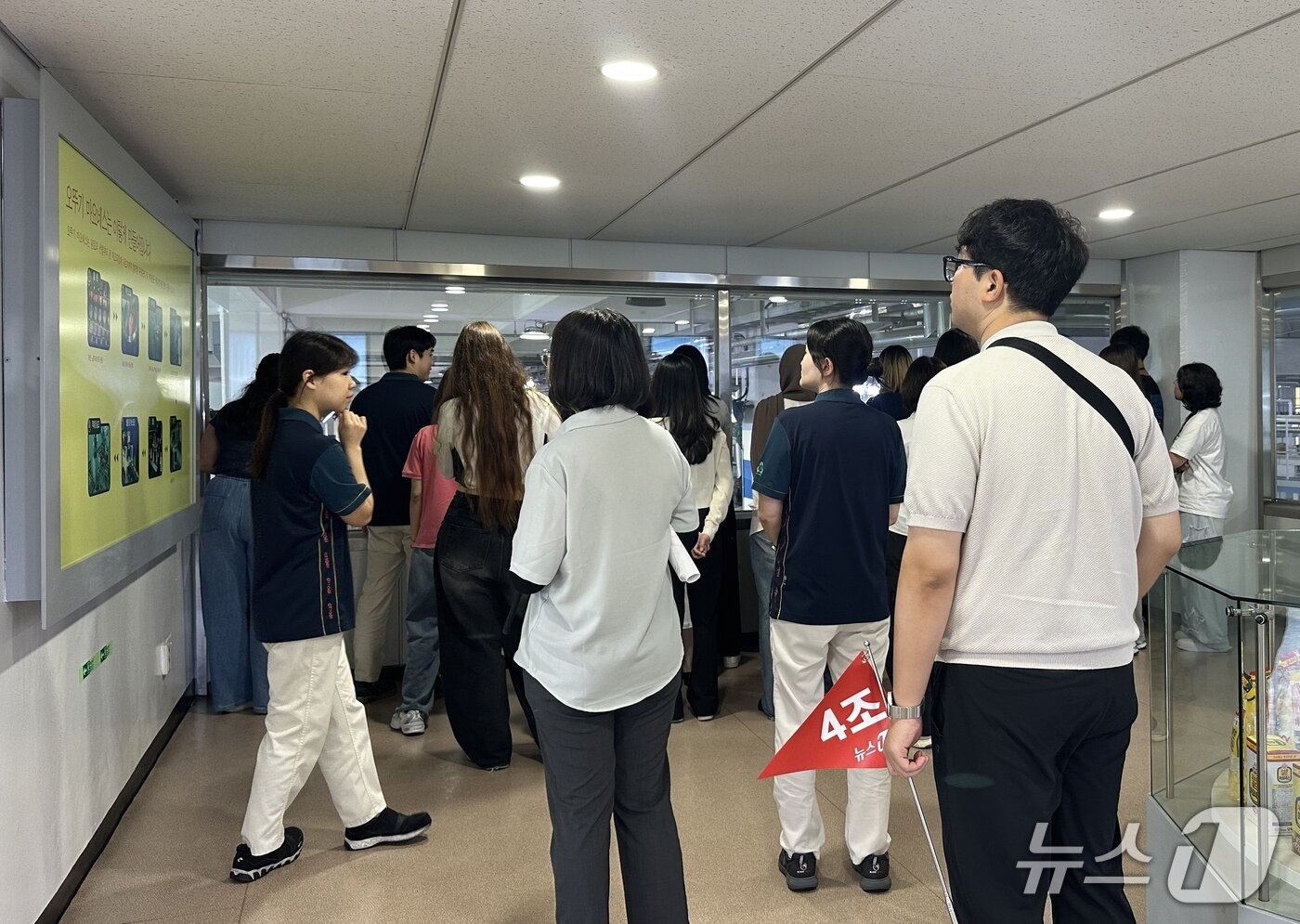 본문 이미지 - 오뚜기 대풍공장 투어 중인 글로벌 캠프 참가자들 ⓒ 뉴스1 박혜연 기자