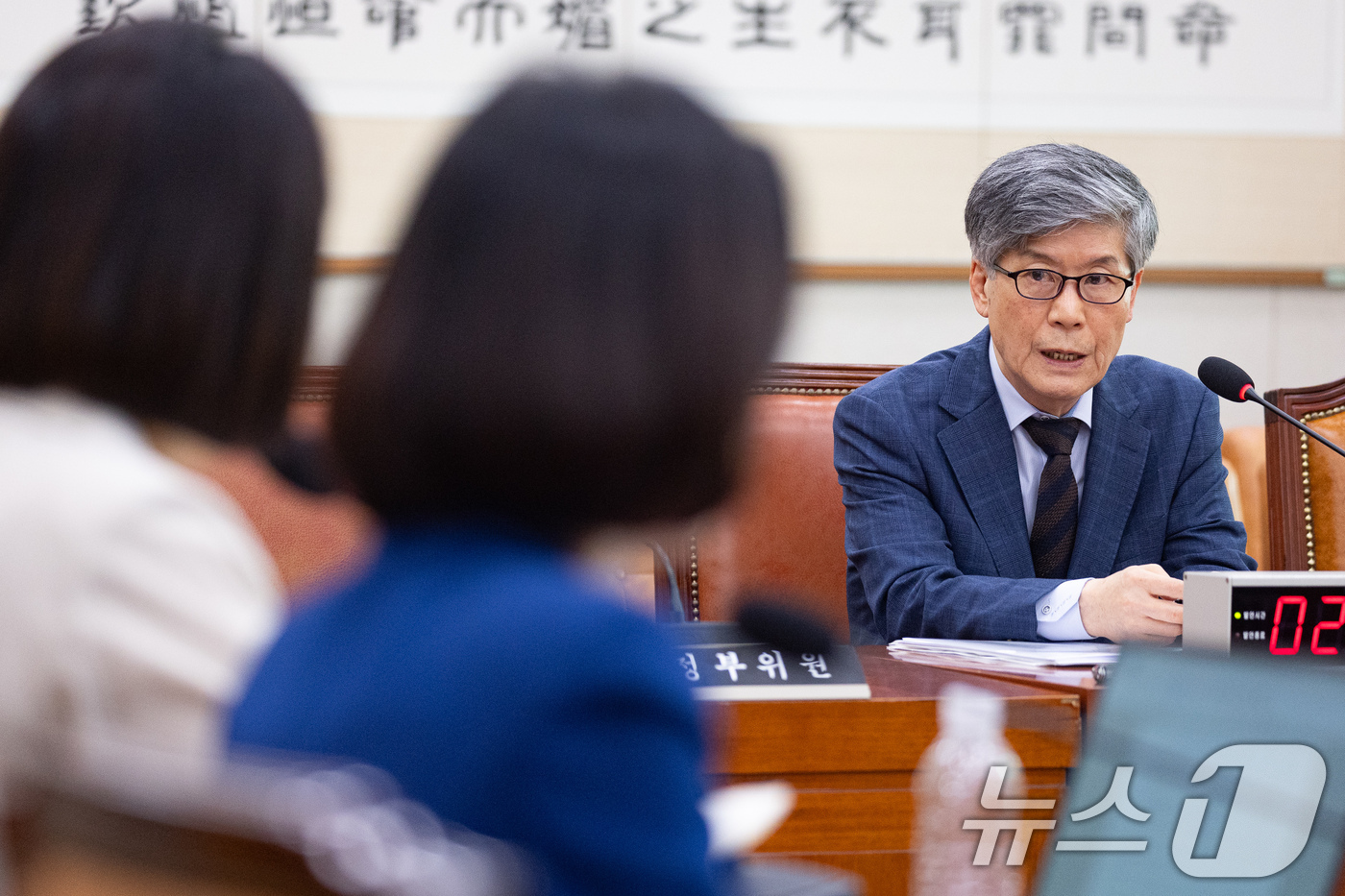 (서울=뉴스1) 유승관 기자 = 김희수 국가정보원 기획조정실장이 26일 서울 여의도 국회에서 열린 제438회 국회(임시회) 법제사법위원회 제3차 전체회의에 출석해 의원 질의에 답하 …
