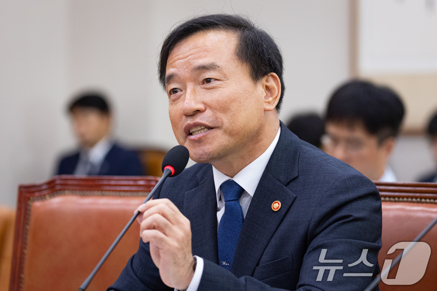 (서울=뉴스1) 유승관 기자 = 김종철 방송미디어통신위원장이 26일 서울 여의도 국회에서 열린 제438회 국회(임시회) 법제사법위원회 제3차 전체회의에 출석해 의원 질의에 답하고 …