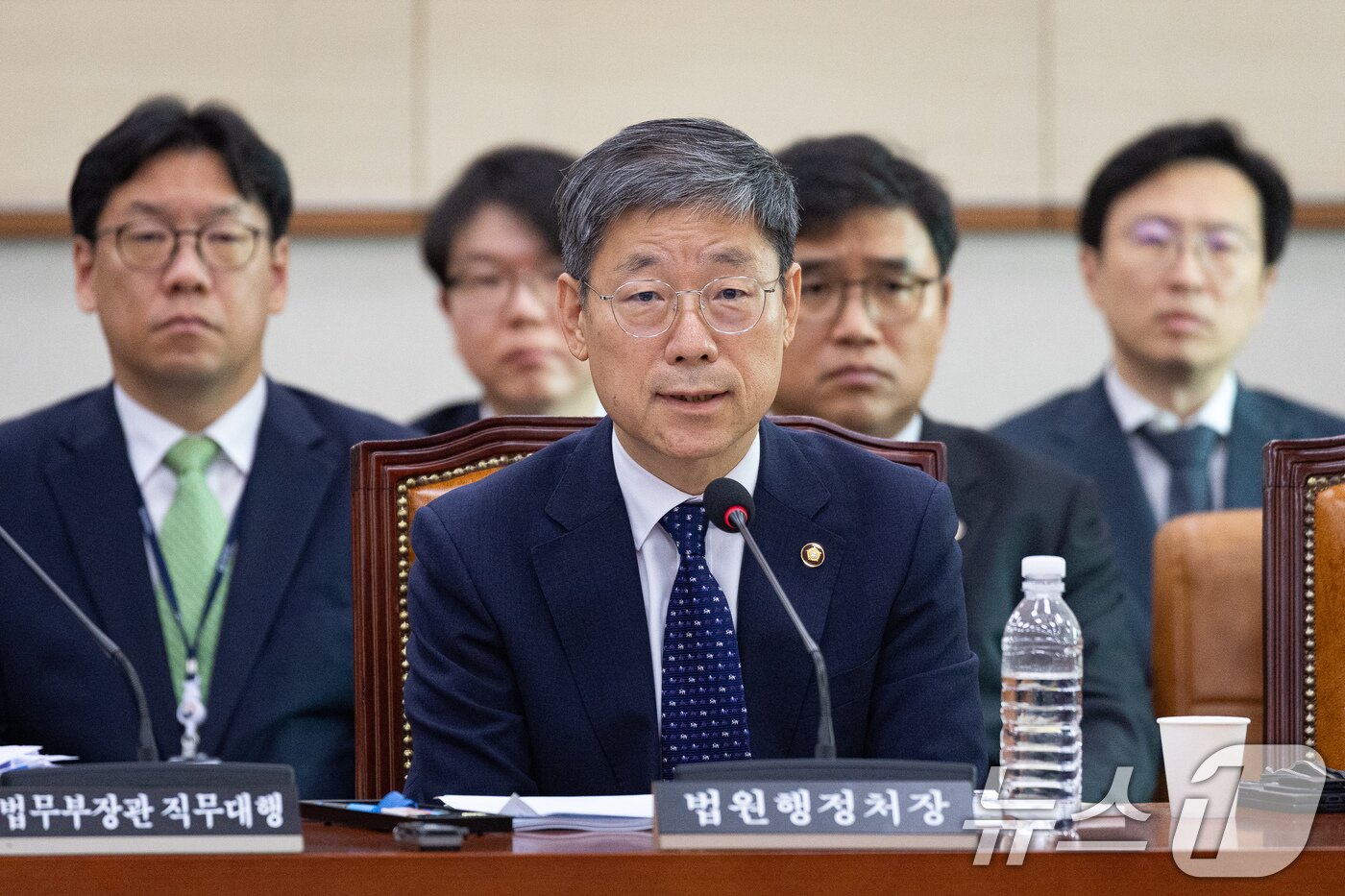 본문 이미지 - 노경필 법원행정처장이 26일 서울 여의도 국회에서 열린 제438회 국회(임시회) 법제사법위원회 제3차 전체회의에 출석해 의원 질의에 답하고 있다. 2026.8.26 ⓒ 뉴스1 유승관 기자