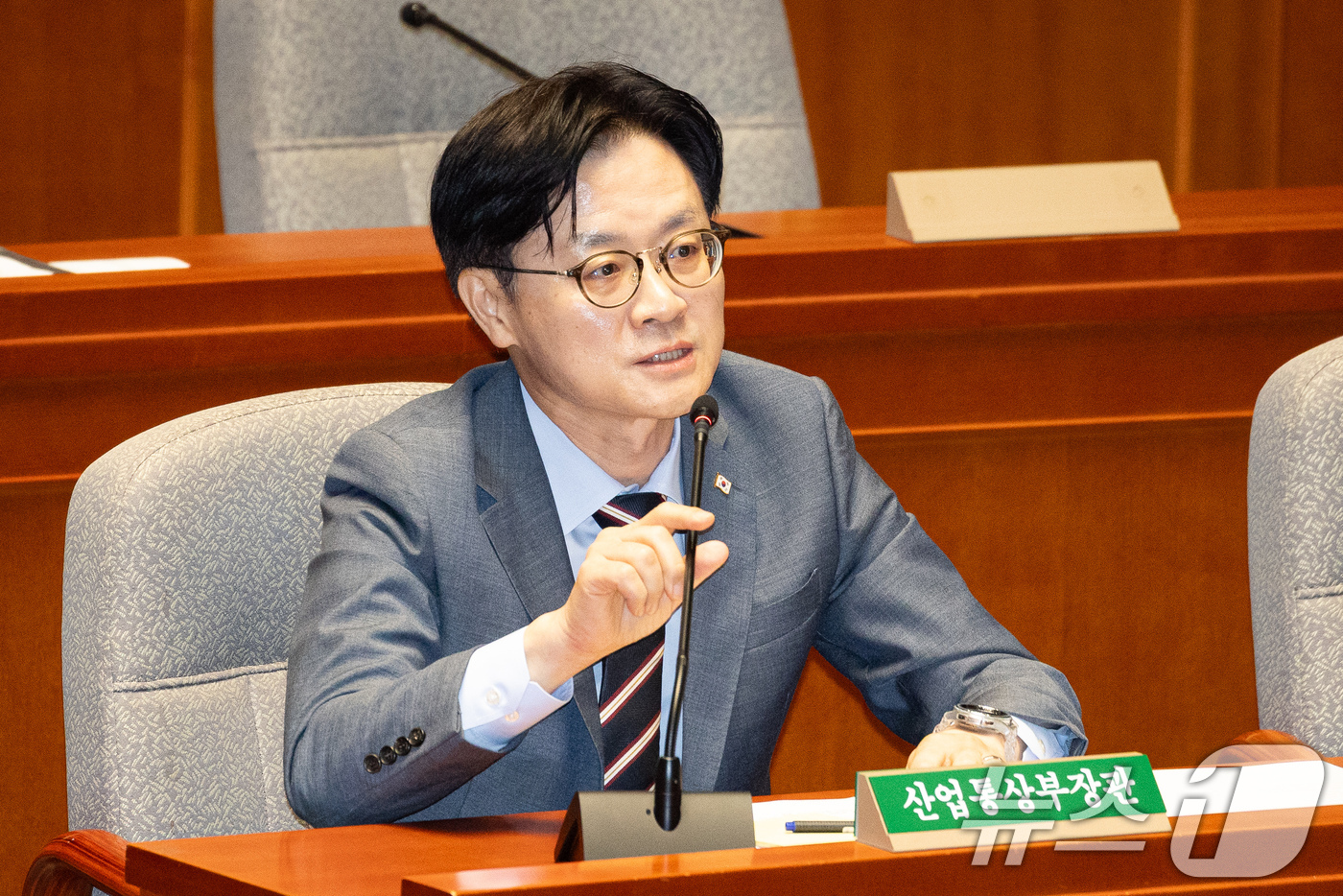 (서울=뉴스1) 유승관 기자 = 김정관 산업통상부 장관이 26일 서울 여의도 국회에서 열린 제438회 국회(임시회) 예산결산특별위원회 제3차 전체회의에 출석해 의원 질의에 답하고 …