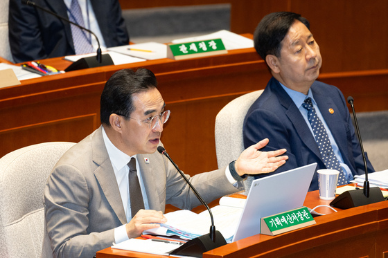 예결위 답변하는 박홍근 장관