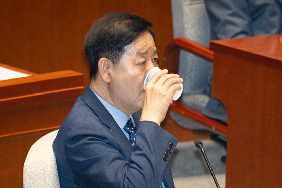 물 마시는 구윤철 부총리