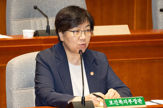 답변하는 정은경 보건복지부 장관