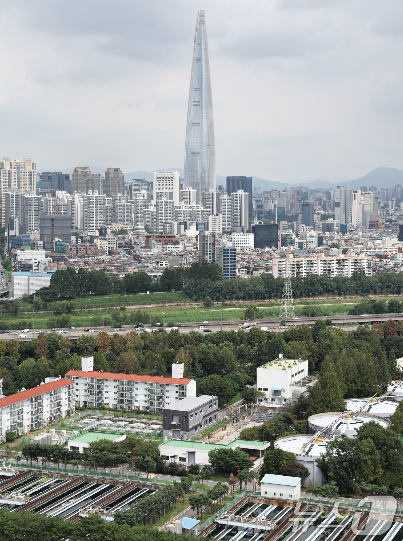 (서울=뉴스1) 이종수 기자 = 서울 강남구 탄천물재생센터 부지에 주택을 공급하는 방안이 용산공원 개발의 대안으로 검토되고 있다. 오세훈 서울시장은 26일 김윤덕 국토교통부 장관과 …