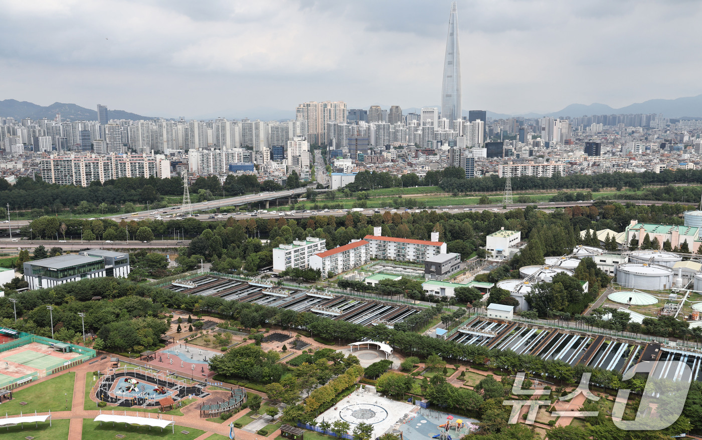 (서울=뉴스1) 이종수 기자 = 서울 강남구 탄천물재생센터 부지에 주택을 공급하는 방안이 용산공원 개발의 대안으로 검토되고 있다. 오세훈 서울시장은 26일 김윤덕 국토교통부 장관과 …