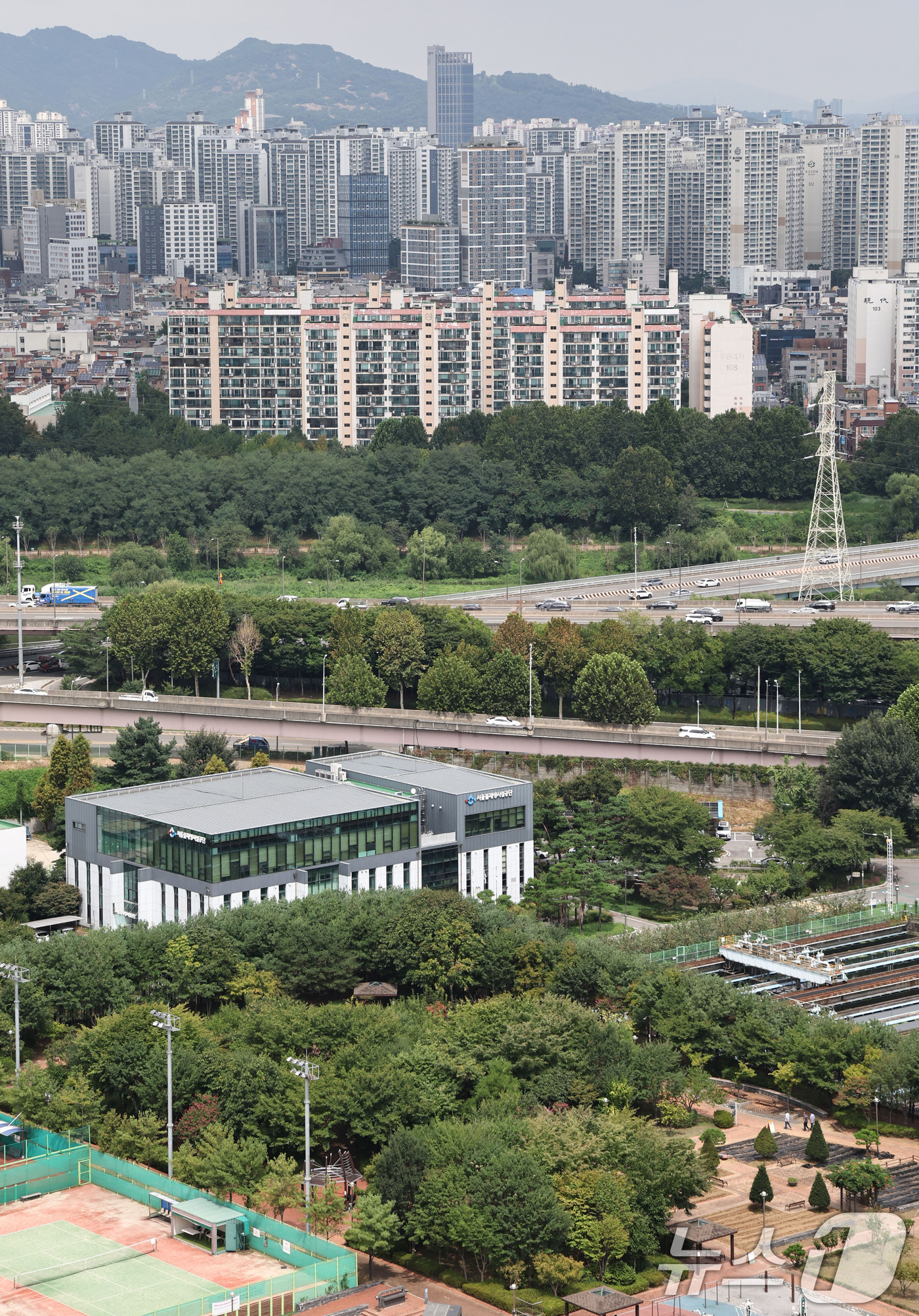 (서울=뉴스1) 이종수 기자 = 서울 강남구 탄천물재생센터 부지에 주택을 공급하는 방안이 용산공원 개발의 대안으로 검토되고 있다. 오세훈 서울시장은 26일 김윤덕 국토교통부 장관과 …