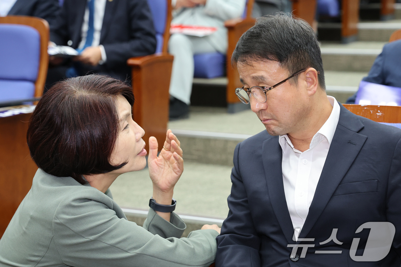 (서울=뉴스1) 신웅수 기자 = 한병도 더불어민주당 원내대표와 한정애 사무총장이 26일 서울 여의도 국회에서 열린 의원총회에서 대화하고 있다. 2026.8.26/뉴스1