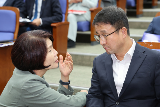 대화하는 한병도·한정애
