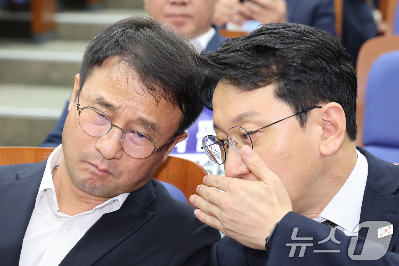 (서울=뉴스1) 신웅수 기자 = 한병도 더불어민주당 원내대표와 천준호 원내운영수석부대표가 26일 서울 여의도 국회에서 열린 의원총회에서 대화하고 있다. 2026.8.26/뉴스1
