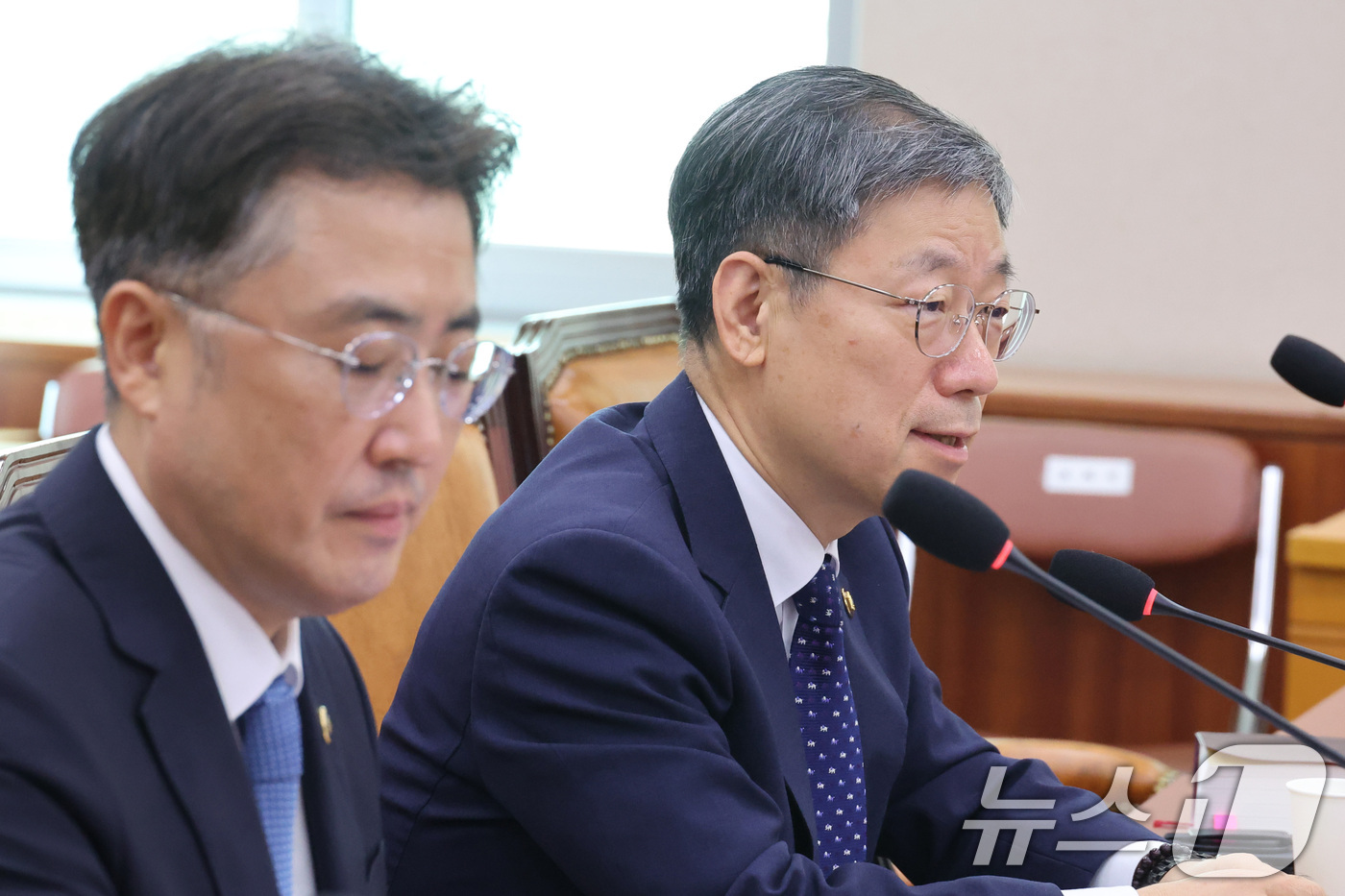 (서울=뉴스1) 신웅수 기자 = 노경필 법원행정처장이 26일 서울 여의도 국회에서 열린 제438회 국회(임시회) 법제사법위원회 제3차 전체회의에서 의원 질의에 답변하고 있다.  2 …