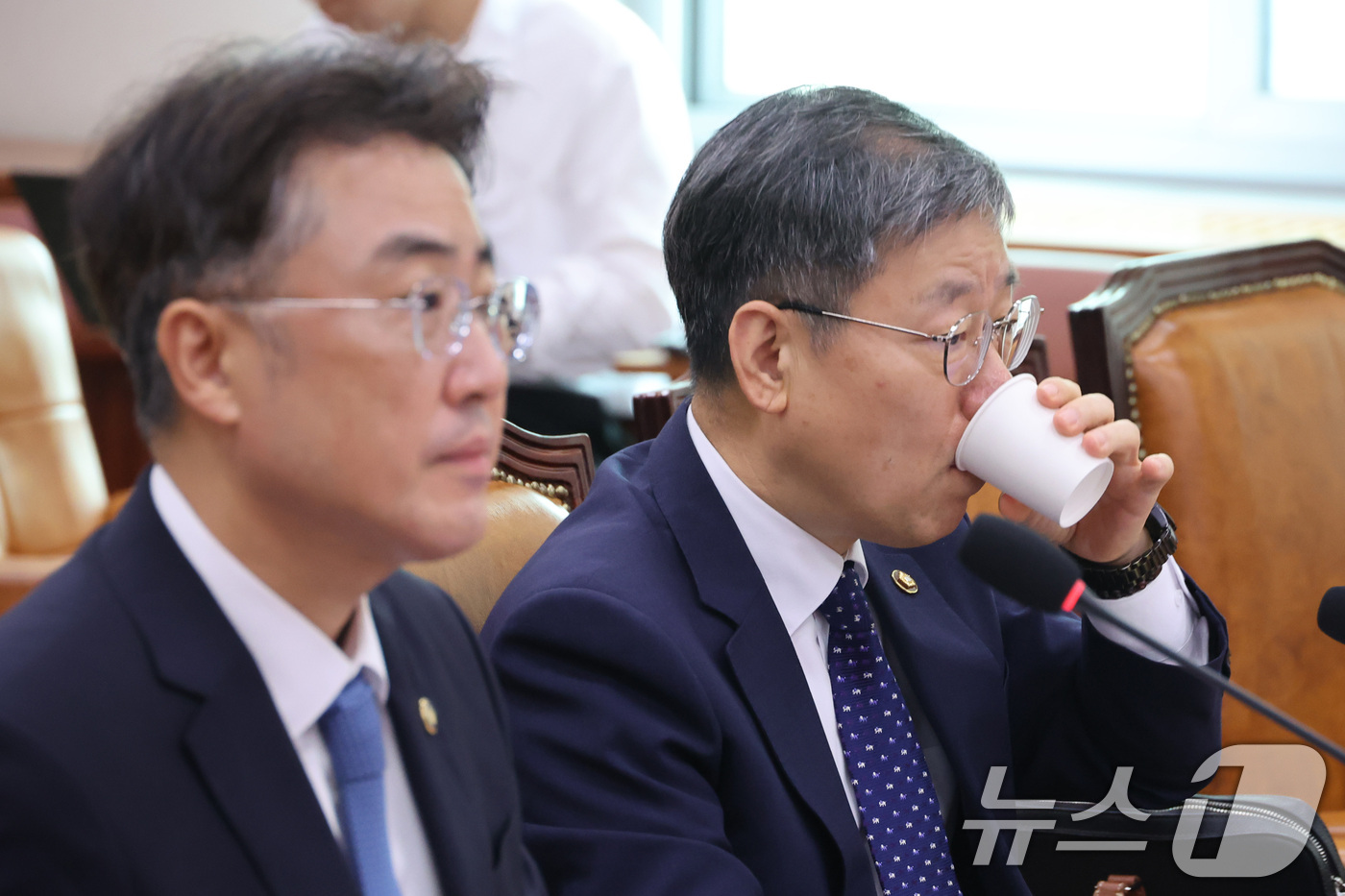 (서울=뉴스1) 신웅수 기자 = 노경필 법원행정처장이 26일 서울 여의도 국회에서 열린 제438회 국회(임시회) 법제사법위원회 제3차 전체회의에 출석해 물을 마시고 있다.  202 …