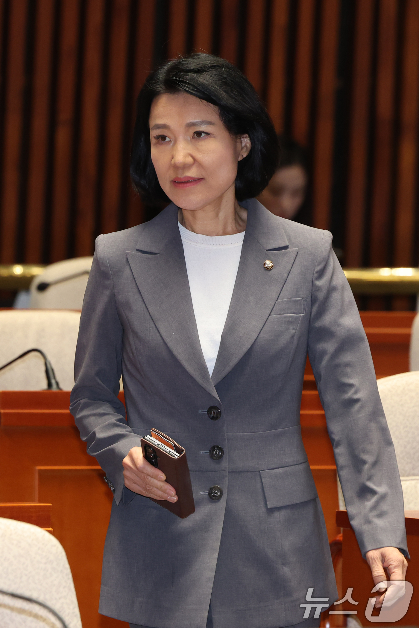 (서울=뉴스1) 황기선 기자 = 이진숙 국민의힘 의원이 26일 오후 서울 여의도 국회에서 열린 의원총회에 참석하고 있다.  2026.8.26/뉴스1