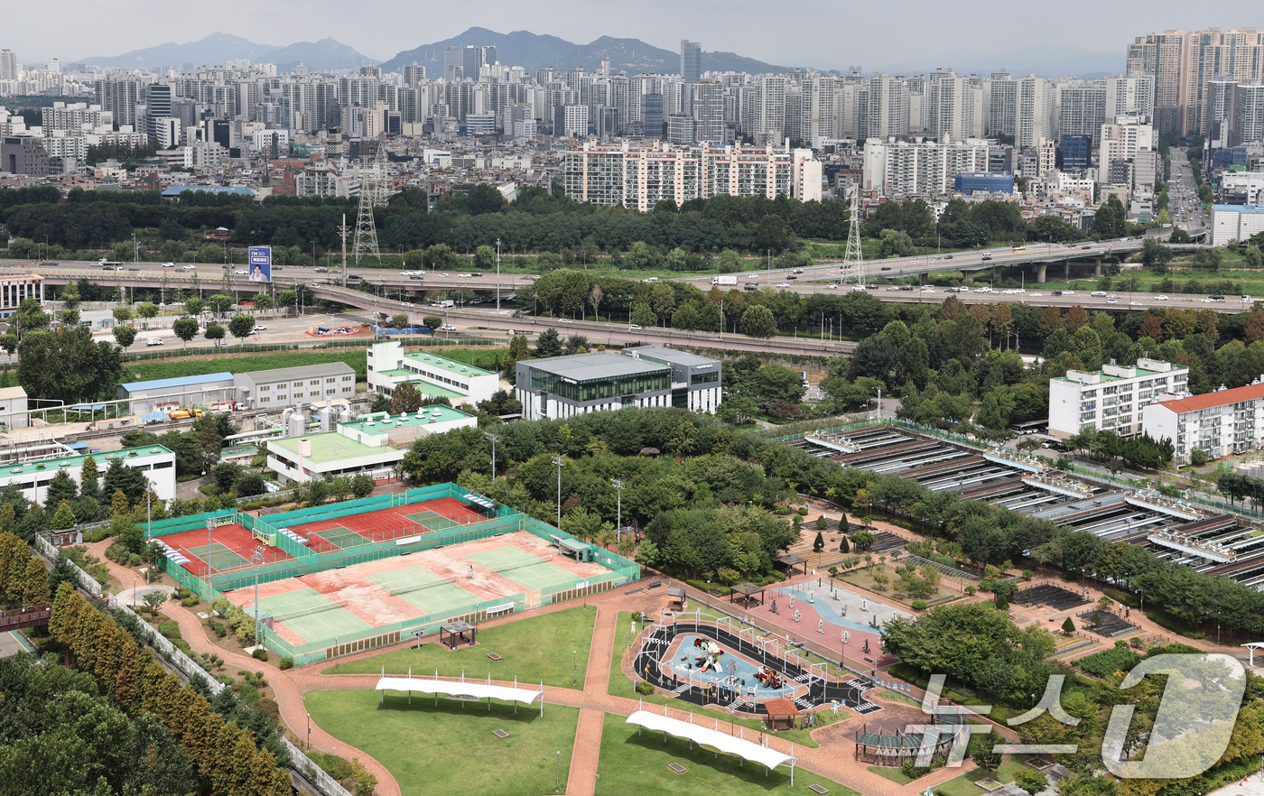 (서울=뉴스1) 이종수 기자 = 서울 강남구 탄천물재생센터 부지에 주택을 공급하는 방안이 용산공원 개발의 대안으로 검토되고 있다. 오세훈 서울시장은 26일 김윤덕 국토교통부 장관과 …