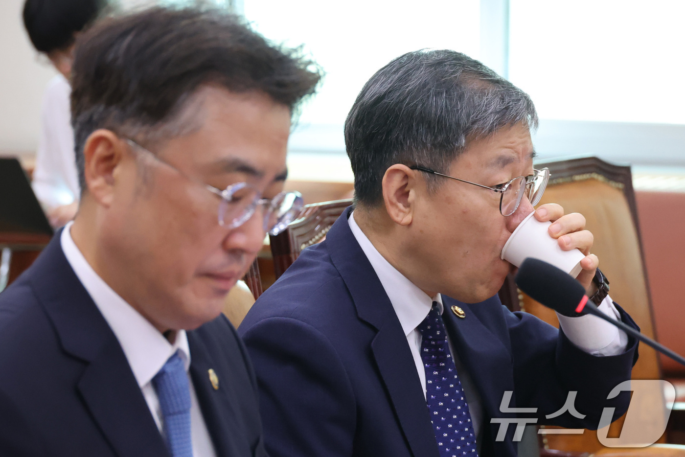(서울=뉴스1) 신웅수 기자 = 노경필 법원행정처장이 26일 서울 여의도 국회에서 열린 제438회 국회(임시회) 법제사법위원회 제3차 전체회의에 출석해 물을 마시고 있다.  202 …