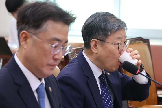 목 축이는 노경필 법원행정처장