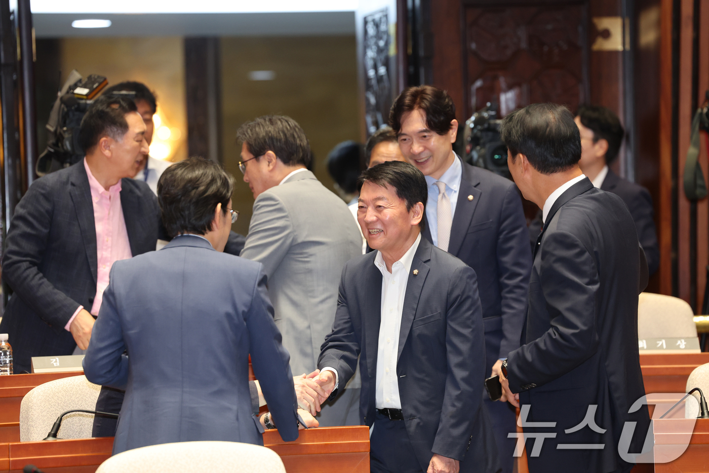 (서울=뉴스1) 황기선 기자 = 안철수 국민의힘 의원이 26일 오후 서울 여의도 국회에서 열린 의원총회에서 의원들과 인사를 나누고 있다.  2026.8.26/뉴스1