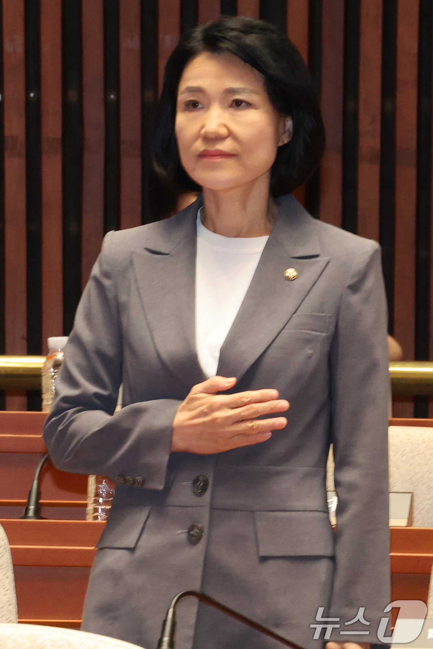 (서울=뉴스1) 황기선 기자 = 이진숙 국민의힘 의원이 26일 오후 서울 여의도 국회에서 열린 의원총회에서 국민의례를 하고 있다.  2026.8.26/뉴스1