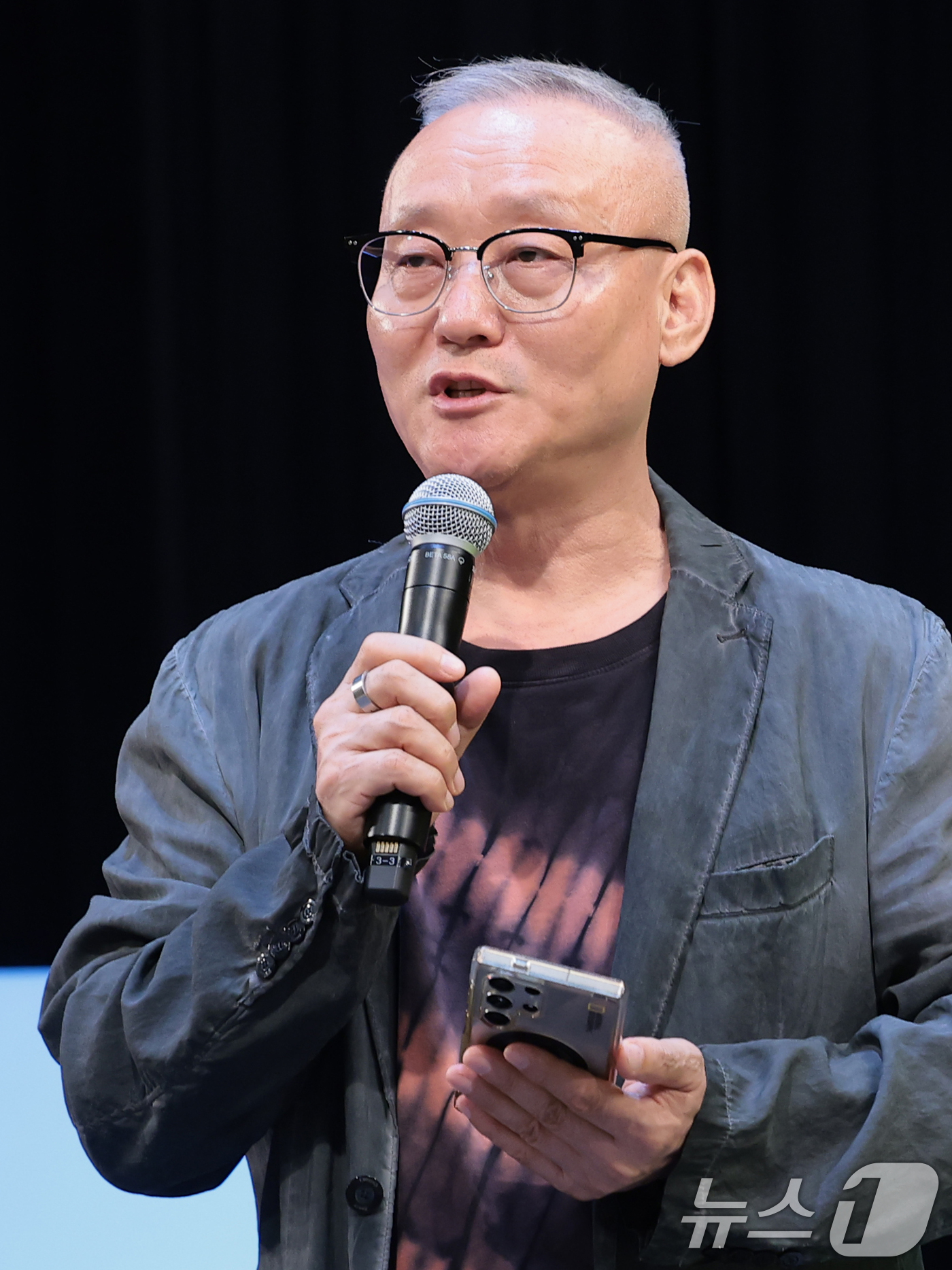 (서울=뉴스1) 권현진 기자 = 이시찬 예술감독이 26일 오후 서울 마포구 YTN홀에서 열린 가수 양수경 기자회견에서 인사말을 하고 있다. 2026.8.26/뉴스1
