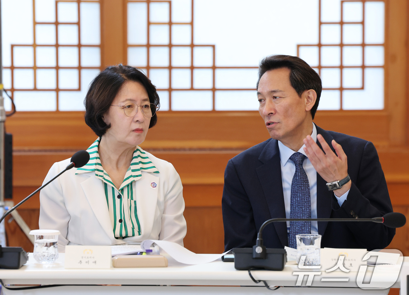 (서울=뉴스1) 이재명 기자 = 추미애 경기도지사와 우상호 강원도지사가 26일 청와대에서 열린 제10회 중앙지방협력회의에서 대화를 나누고 있다. 2026.8.26/뉴스1
