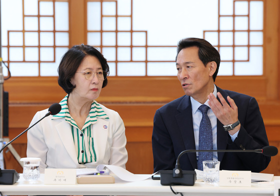 대화 나누는 추미애 경기도지사·우상호 강원도지사